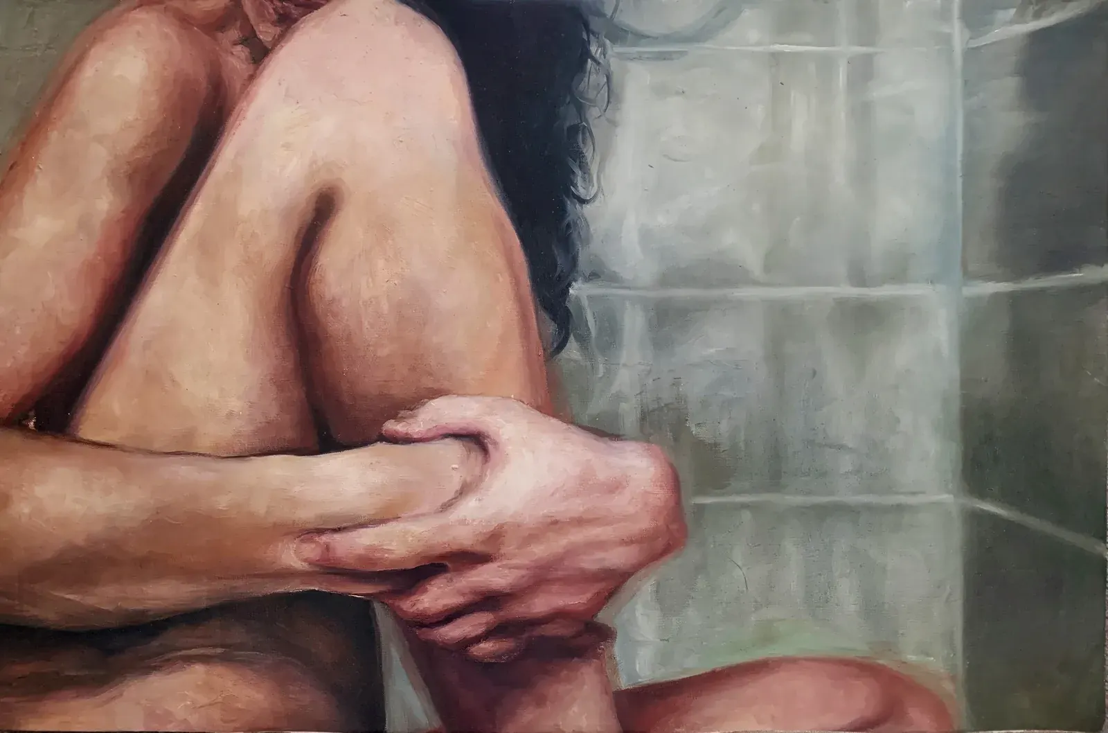 Óleo de la artista: una figura abrazando sus rodillas junto a una pared de azulejos
