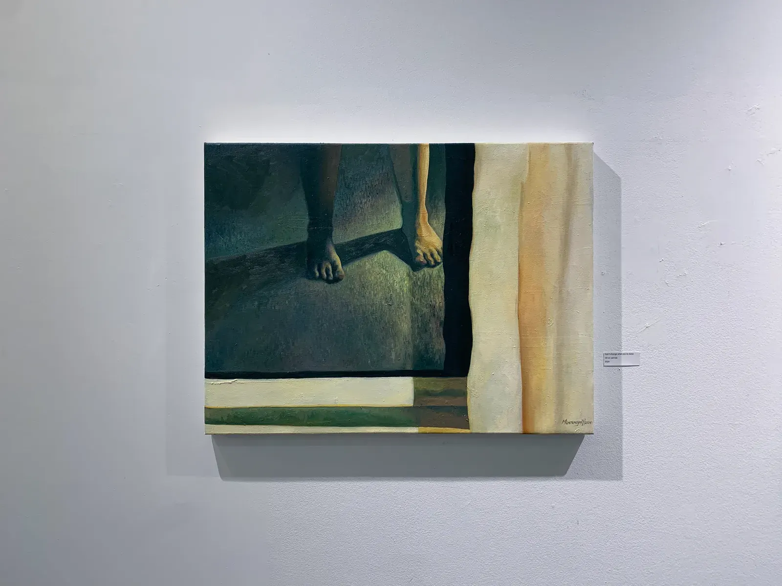 Un óleo de la artista colgado en la sala de exposición